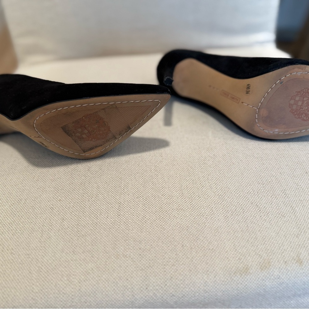 Vince Camuto Suede Pumps Black
One worn to try on. Too small for me. Pristine. - Picture 5 of 9